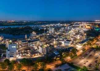 Luftaufnahmen Krefeld zeigt Industrieanlage am Abend